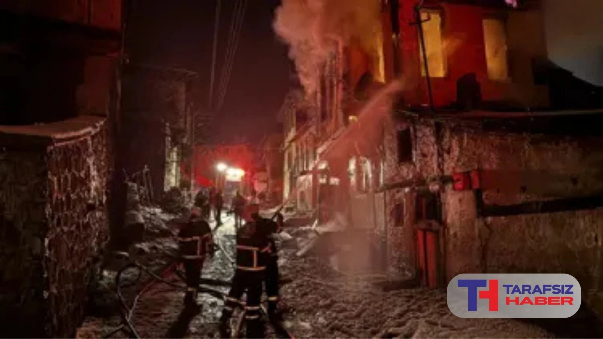 Tarihi konakta &ccedil;ıkan yangın iki eve sı&ccedil;radı