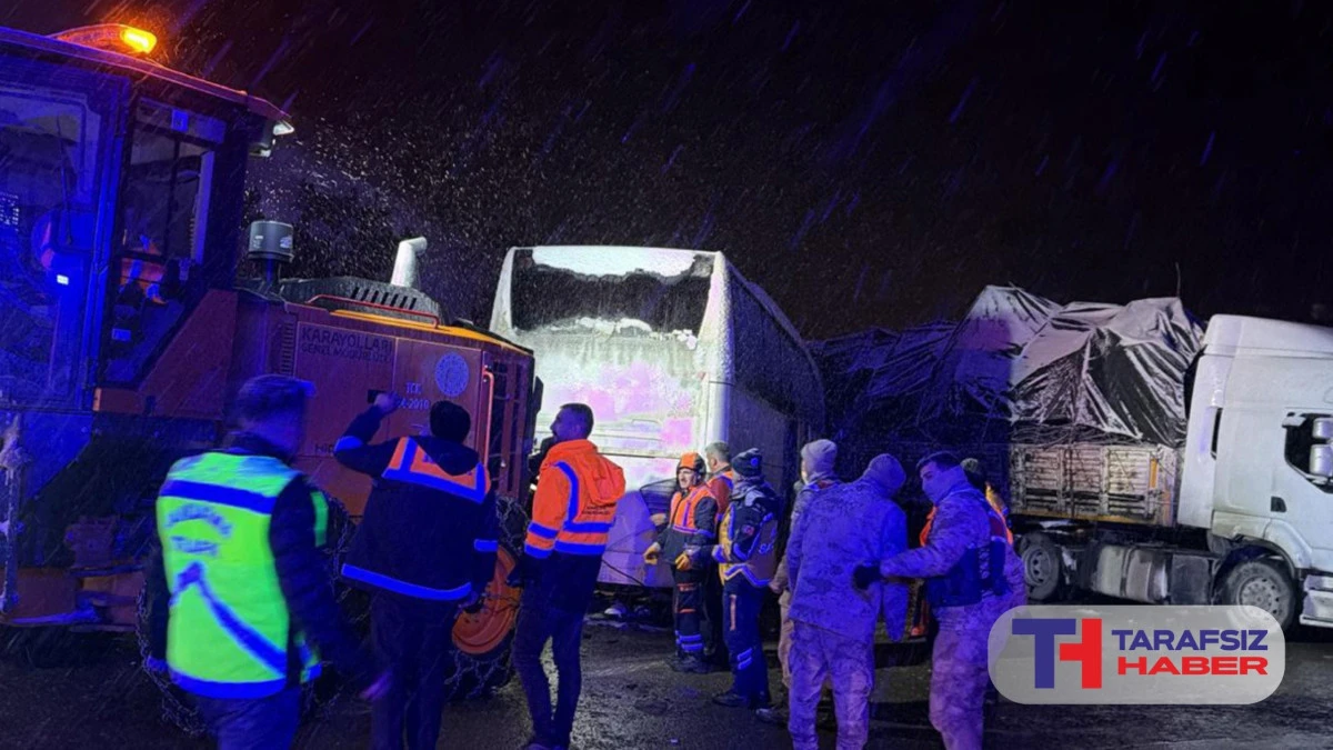 Yolcu otob&uuml;s&uuml; yolu kapatan tıra &ccedil;arptı: 3 yaralı