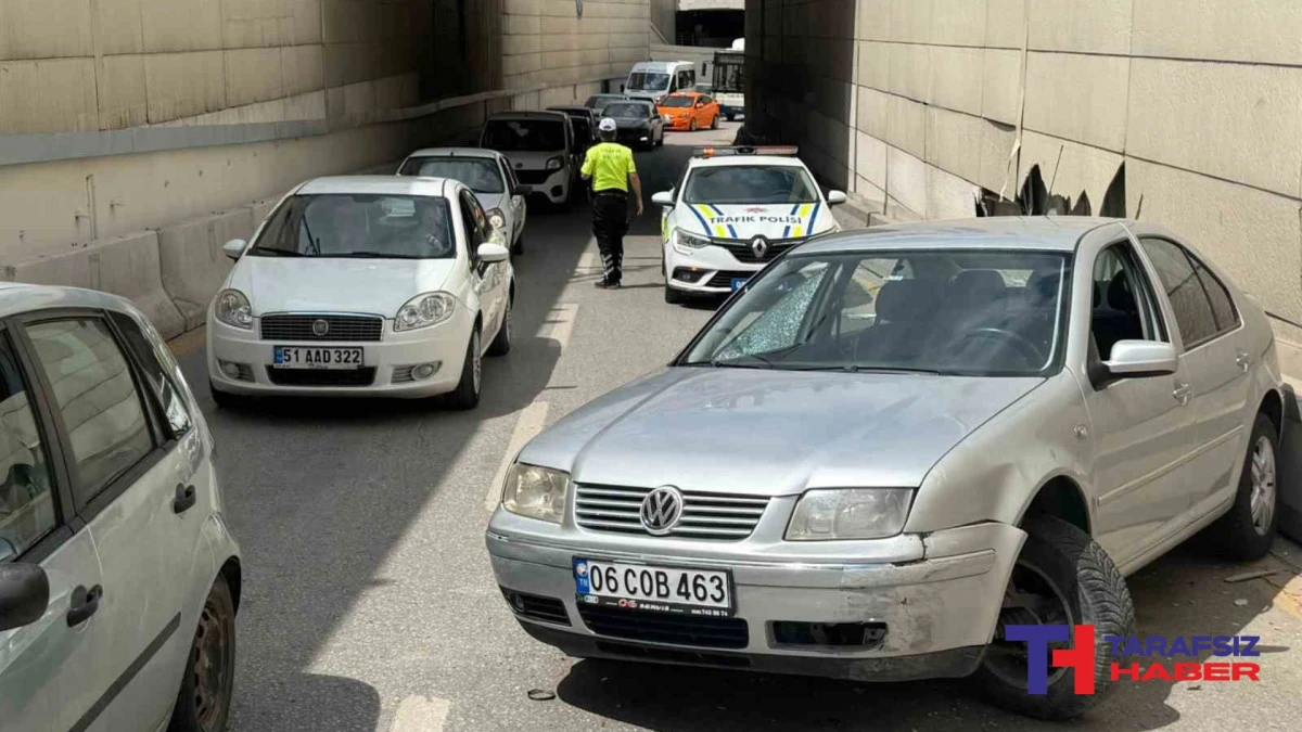 Ankara Sincan'da refüje çarpan otomobil takla attı: 2 yaralı