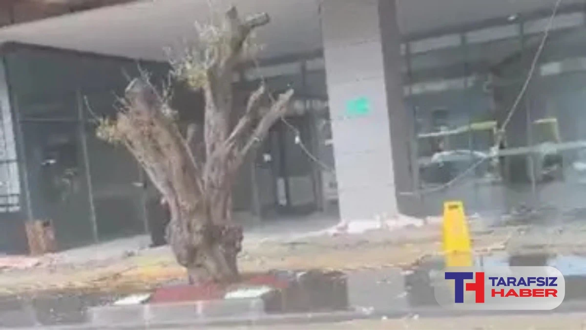 Batman&rsquo;da sağanak sele neden odu, AVM girişinde tavan &ccedil;&ouml;kt&uuml;