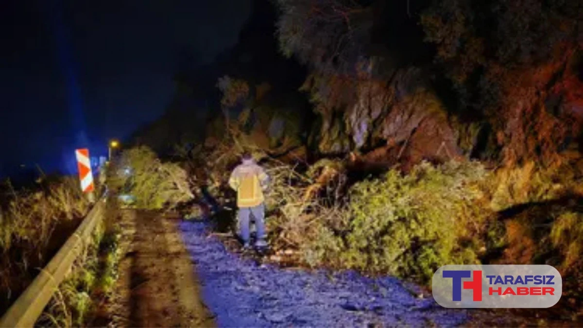 Bursa&rsquo;da heyelan. Sahil yolu ulaşıma kapandı