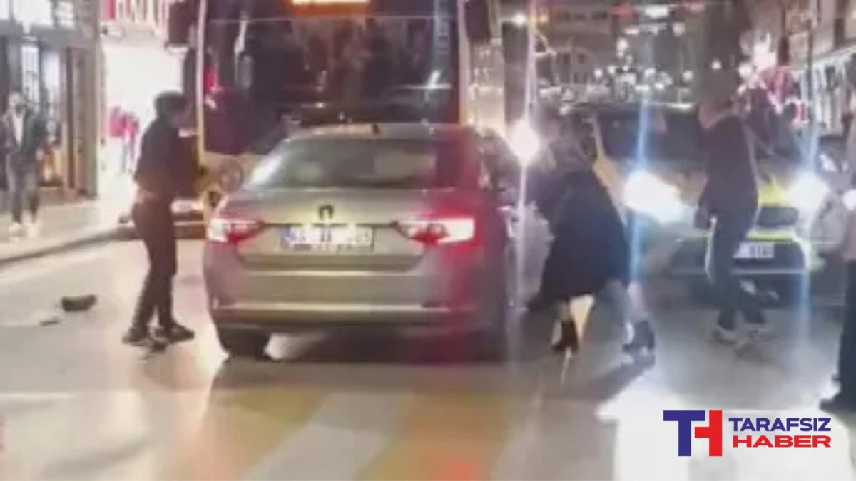 Caddedeki yayalara ve araçlara çarpan sürücüye meydan dayağı