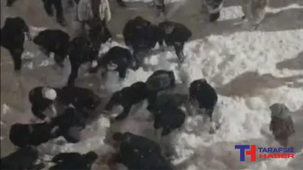 &Ccedil;atıda biriken kar, &ouml;ğrenciyi yaraladı