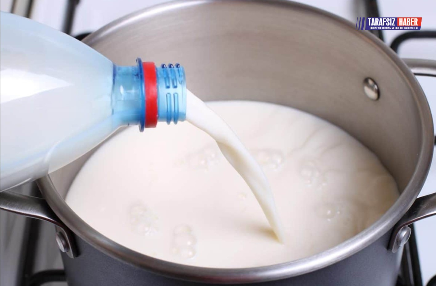 Кипят добавить. Молоко в кастрюле. Кипящее молоко. Кипяченое молоко. Наливаем молоко в кастрюлю.