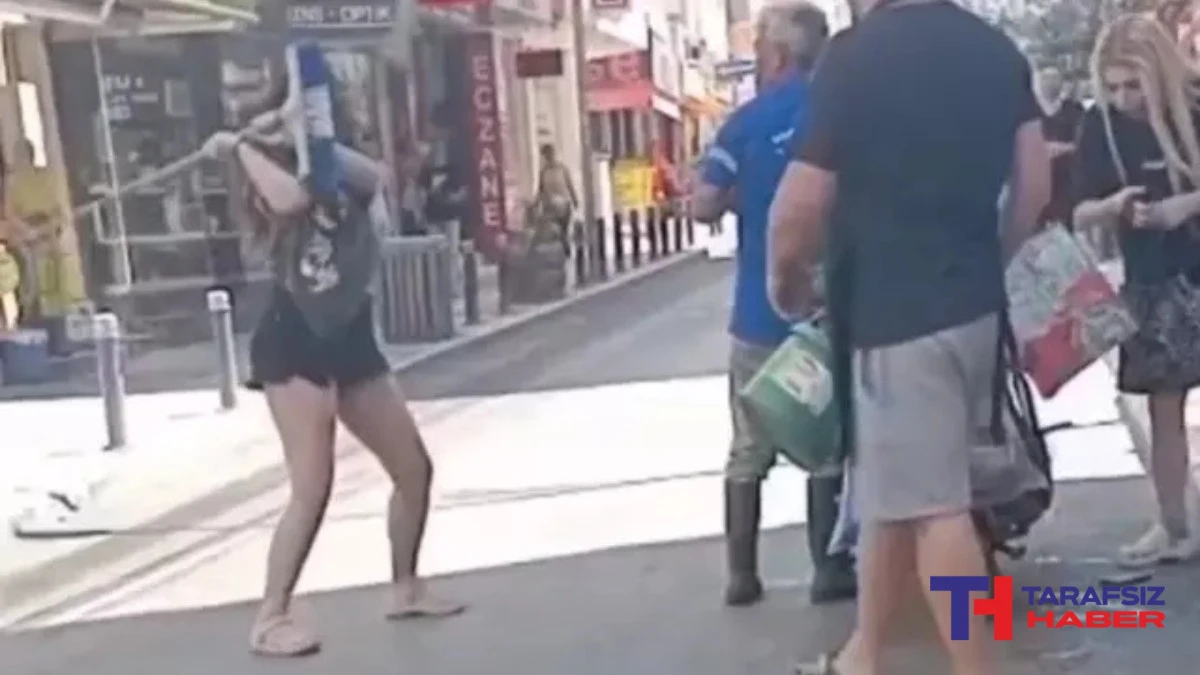  Genç kızlar terör estirdi! Belediye çalışanını sokak ortasında fırçayla dövdüler