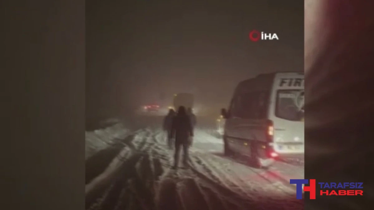 Hakkari&rsquo;de &ccedil;ığ d&uuml;şt&uuml;: &Ccedil;ok sayıda ara&ccedil; yolda mahsur kaldı